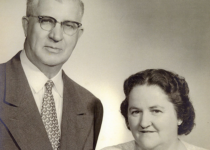 Photographie en noir et blanc de deux personnes.